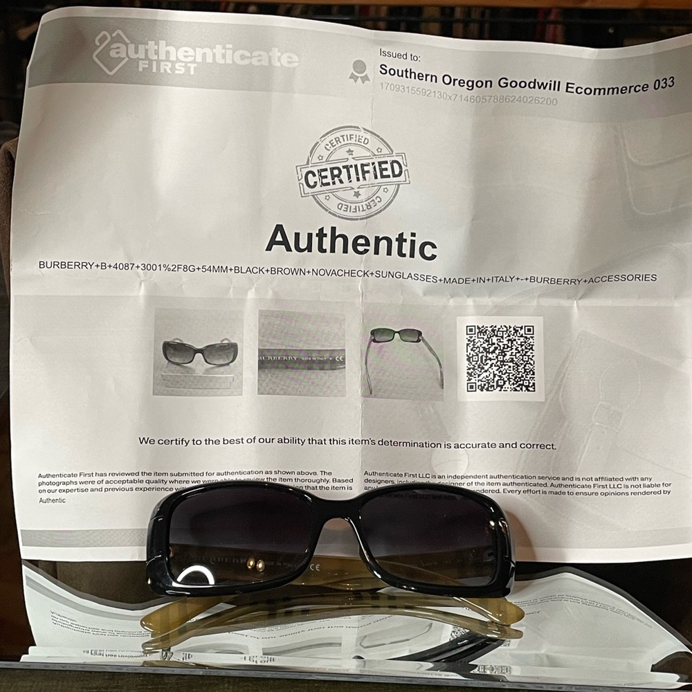 Authenticated Burberry Sunglasses - image 6